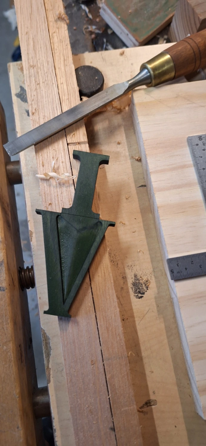 Logo op werkbank winkelhaal hout